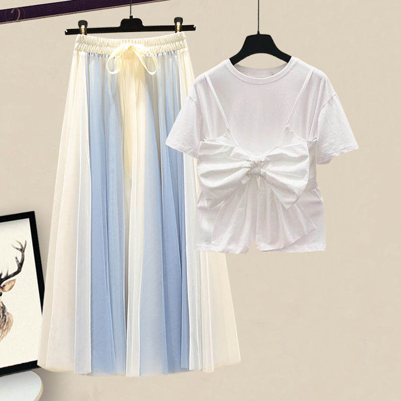 ホワイトトップス+ブルースカート