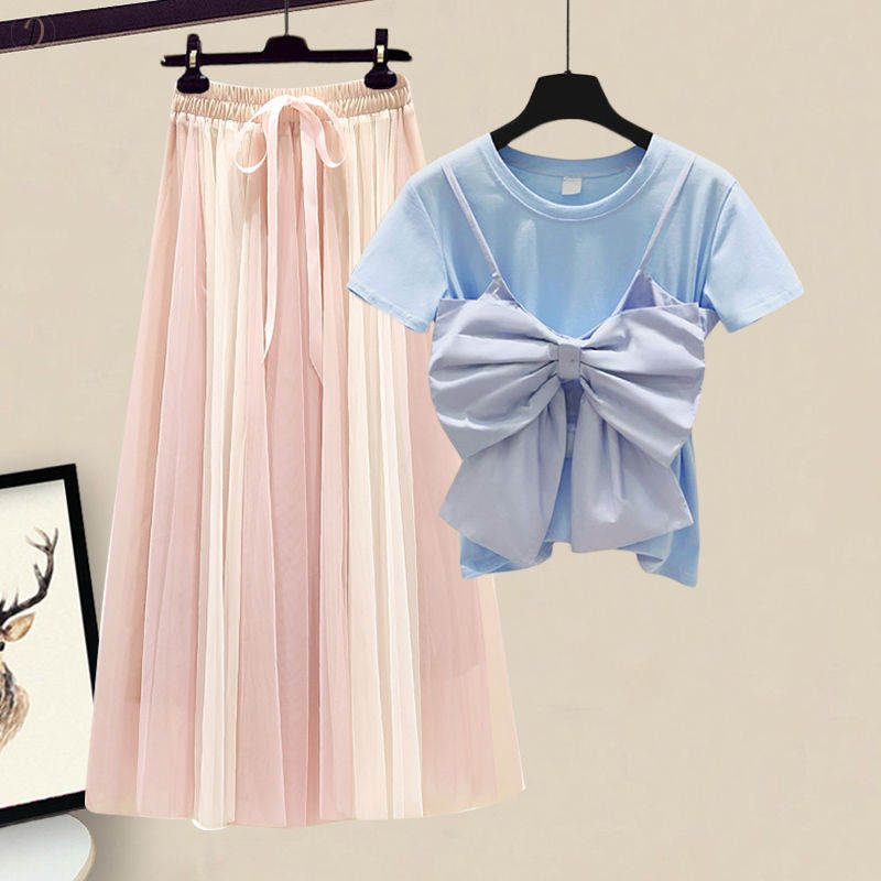 ブルートップス+ピンクスカート