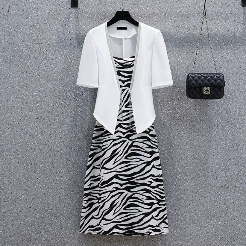 ホワイト/スーツ+ブラック/ワンピース