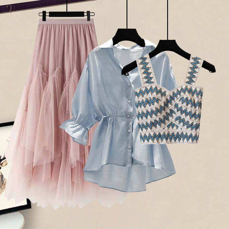 ブルーシャツ+ブルーキャミソール+ピンクスカート