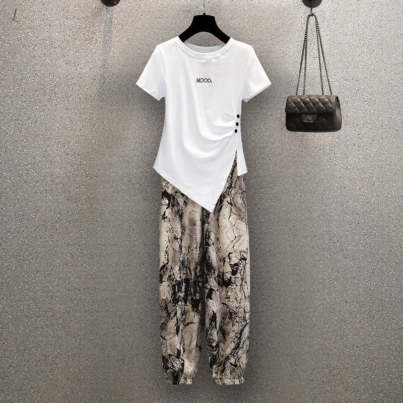 ホワイト/Tシャツ+ベージュ/パンツ