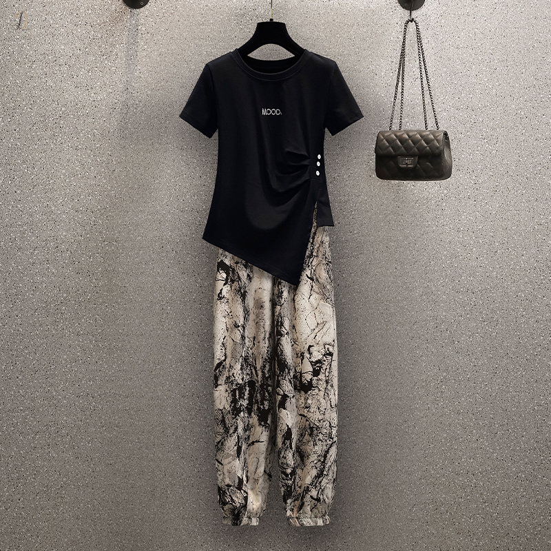 ブラック/Tシャツ+ベージュ/パンツ