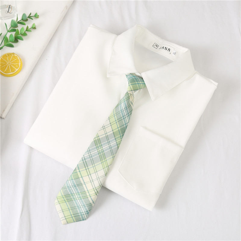 ホワイトシャツ＋グリーンネクタイ