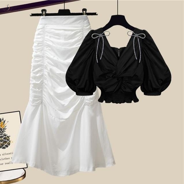 ブラック/トップス+ホワイト/スカート