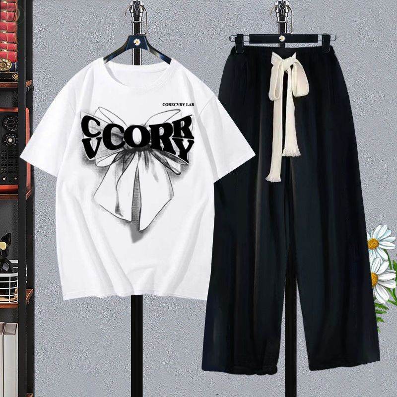 ホワイト02/Tシャツ+ブラック/パンツ