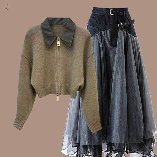 グリーン/セーター+グレー/スカート